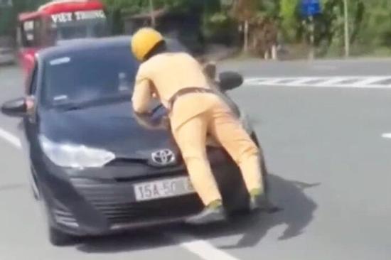 Truy tìm tài xế xe Toyota hất CSGT Hải Phòng lên nắp capo rồi bỏ chạy