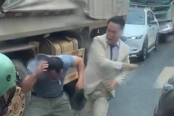 32 người vào viện sau va chạm giữa xe khách với ô tô tải ở Vĩnh Phúc-2