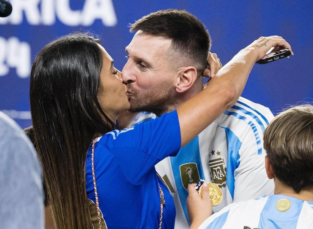 Messi khóa môi vợ xinh mừng vô địch Copa America-1