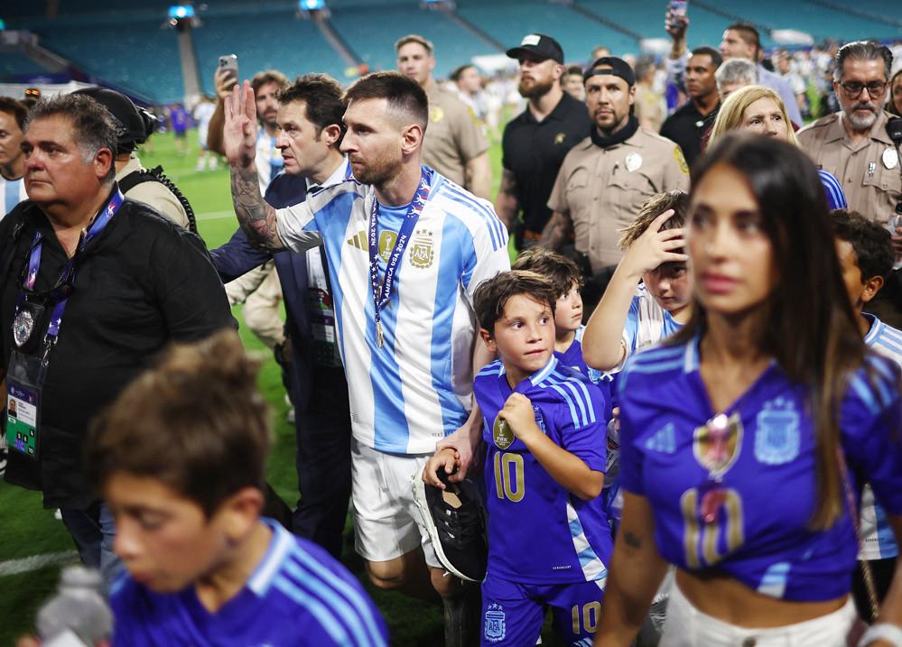 Messi khóa môi vợ xinh mừng vô địch Copa America-2
