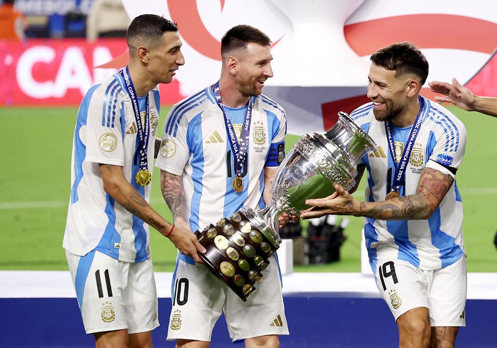 Messi khóa môi vợ xinh mừng vô địch Copa America-4