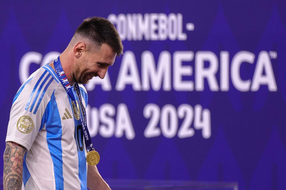 Messi khóa môi vợ xinh mừng vô địch Copa America-6