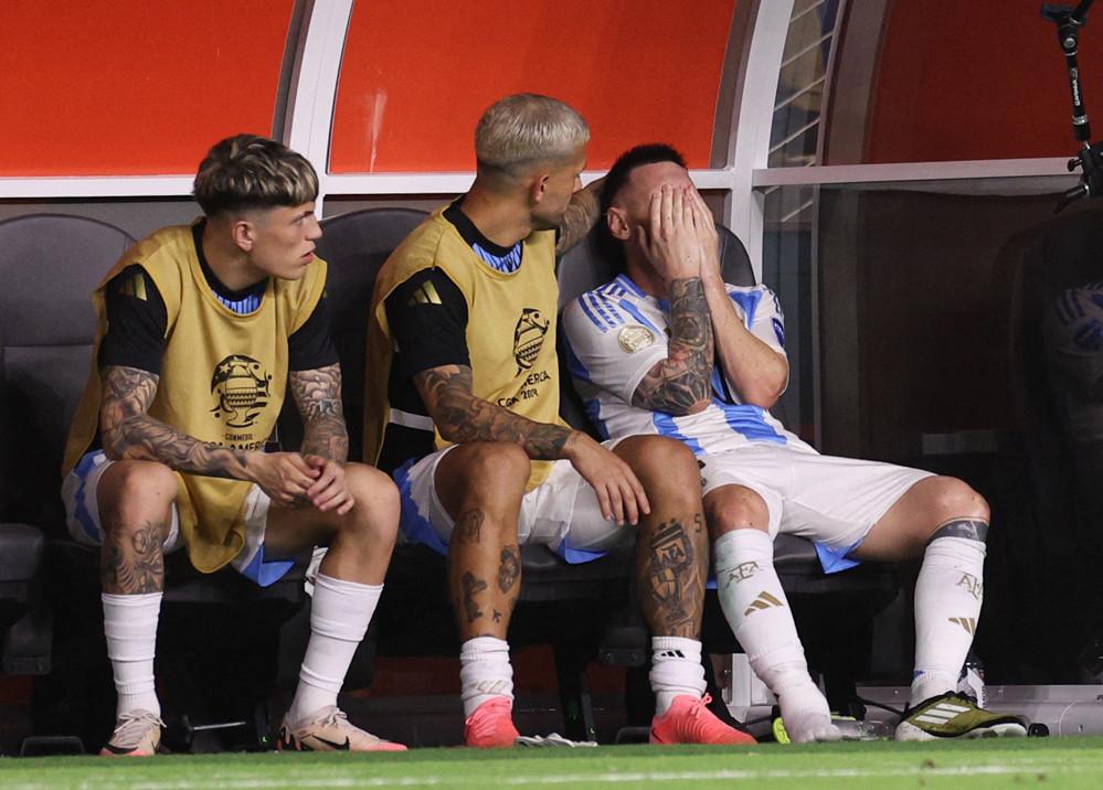 Messi khóa môi vợ xinh mừng vô địch Copa America-8