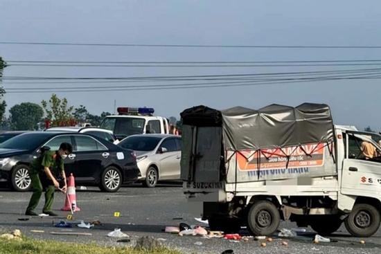 32 người vào viện sau va chạm giữa xe khách với ô tô tải ở Vĩnh Phúc