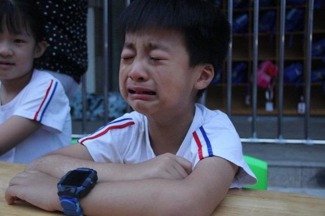 Con làm tính ‘4 + 4 + 2 = 10’ bị cô giáo gạch đỏ, phụ huynh tưởng chấm sai và cái kết ‘bức xúc tăng gấp bội’-3