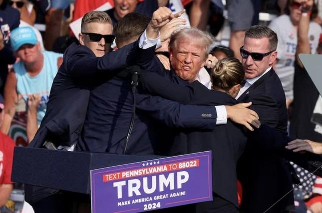 Sự thật về bức ảnh đội Mật vụ Mỹ cười sau khi ông Trump bị bắn-2