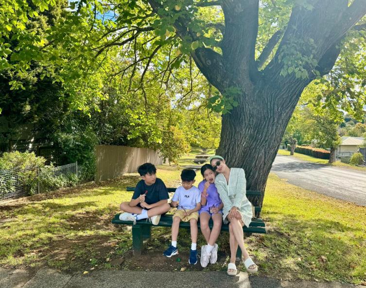 Ốc Thanh Vân - Mạc Anh Thư cùng đưa con đi du học: Người được chồng ở bên chăm sóc, người lúc nào cũng một mình lo toan-2