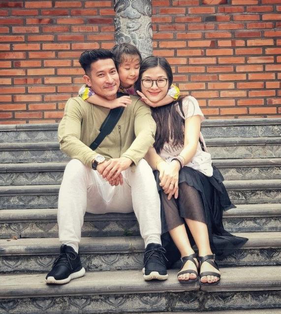 Ốc Thanh Vân - Mạc Anh Thư cùng đưa con đi du học: Người được chồng ở bên chăm sóc, người lúc nào cũng một mình lo toan-6