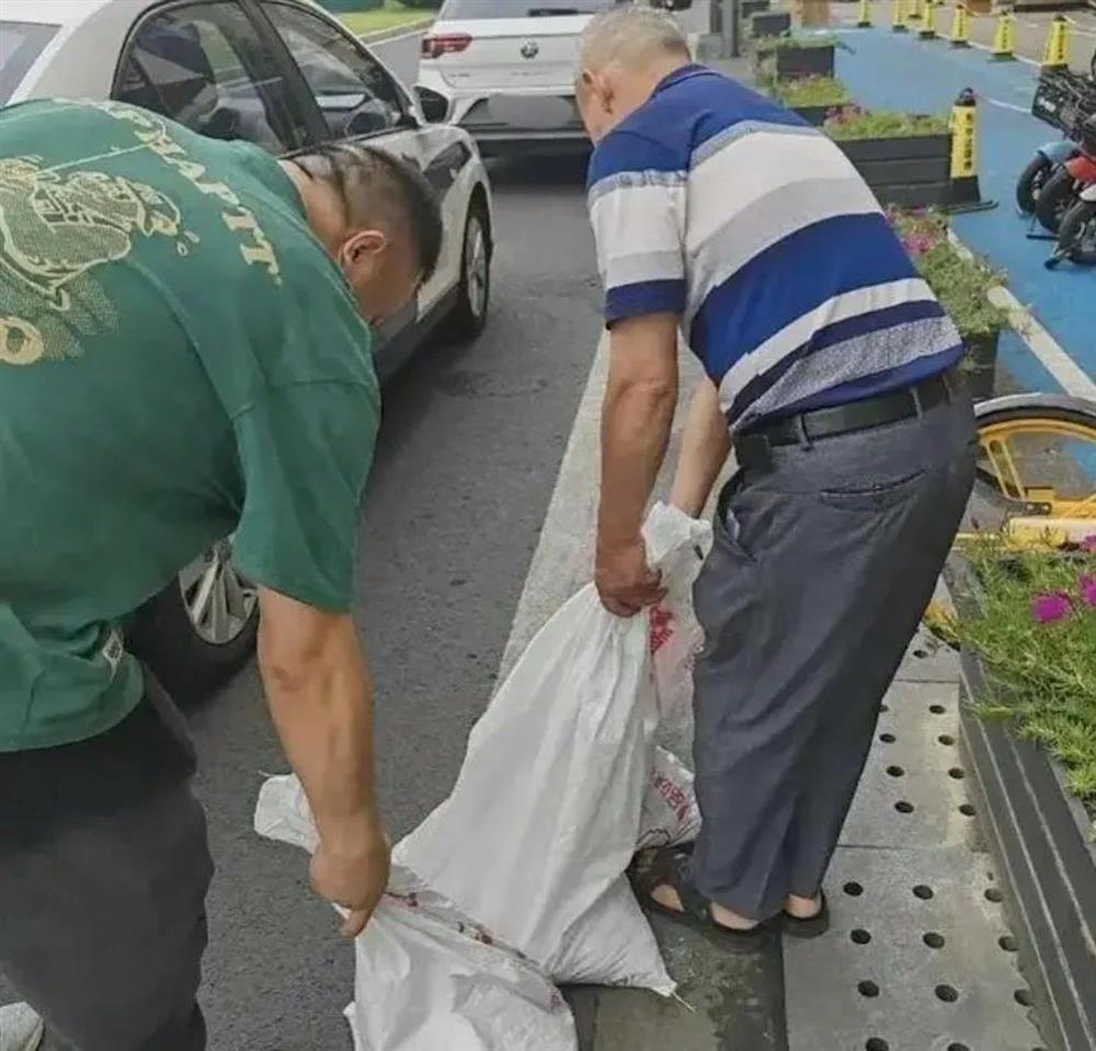 Người đàn ông mang 3 bao tải tiền xu tới tòa án trả nợ-1