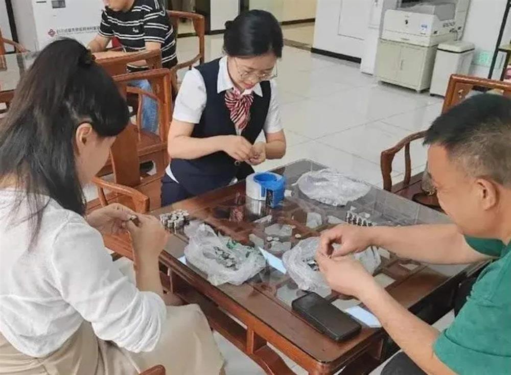 Người đàn ông mang 3 bao tải tiền xu tới tòa án trả nợ-3