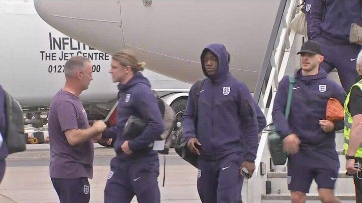 Tuyển Anh về nước, Harry Kane tiều tụy-3