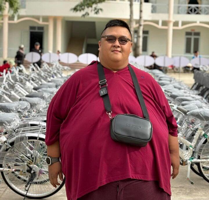 Chàng trai bị suy dinh dưỡng dù nặng 230kg-1