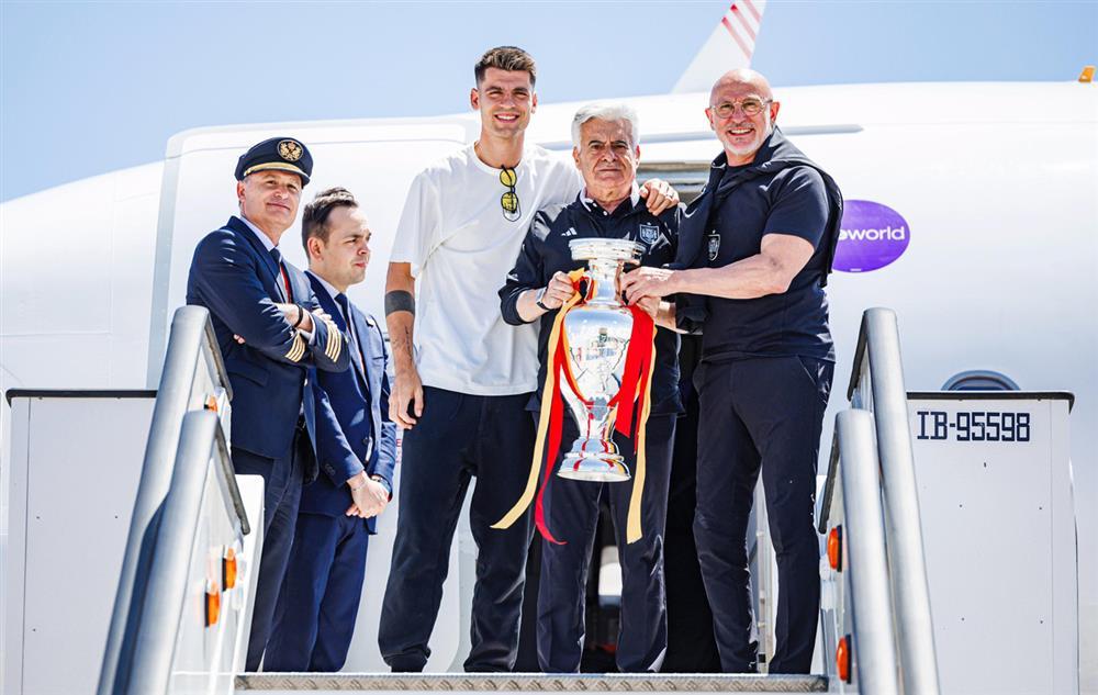 Tuyển Tây Ban Nha diễu hành hoành tráng mừng vô địch EURO-1