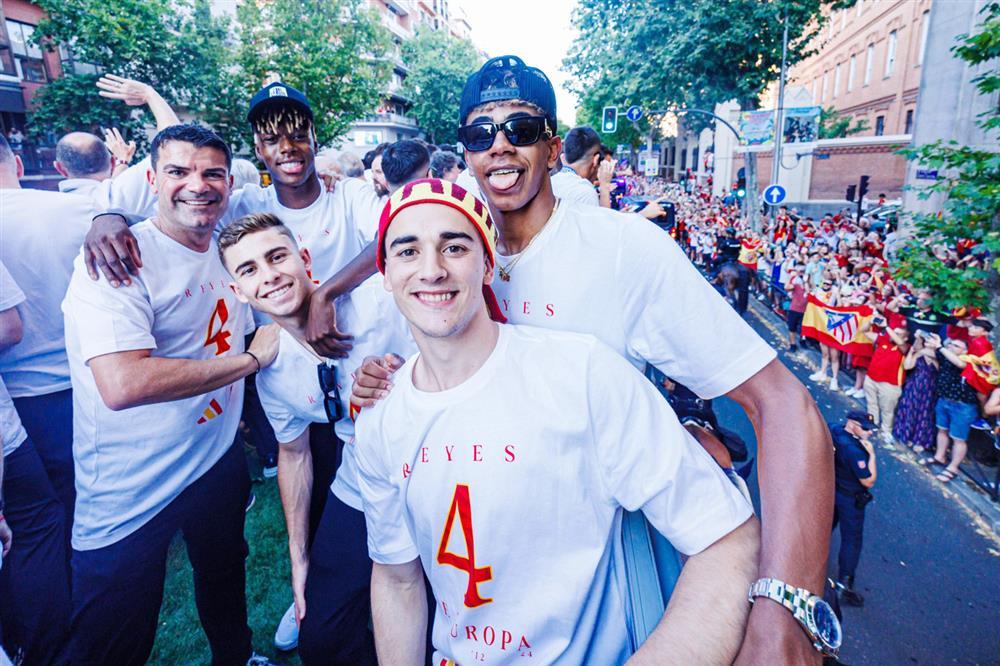 Tuyển Tây Ban Nha diễu hành hoành tráng mừng vô địch EURO-5