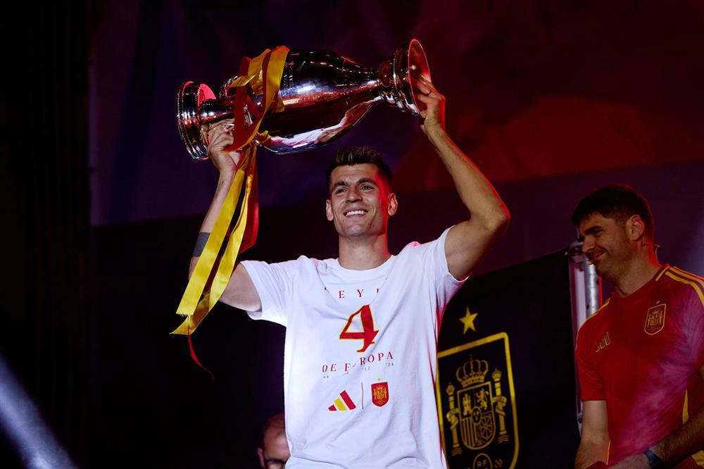 Tuyển Tây Ban Nha diễu hành hoành tráng mừng vô địch EURO-9