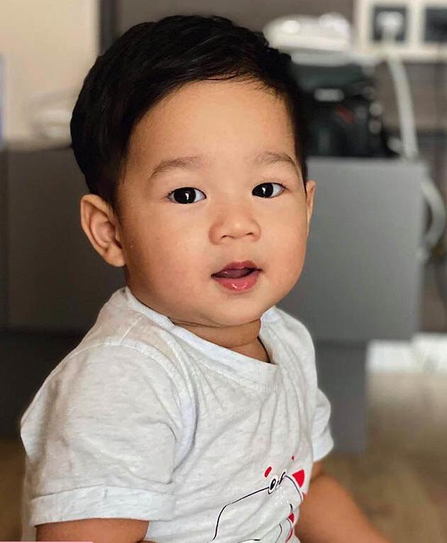 Hoa hậu Đặng Thu Thảo hiếm hoi khoe ảnh con trai với chồng: Bản sao của bố, lộ cuộc sống triệu đô của quý tử khi 4 tuổi-2