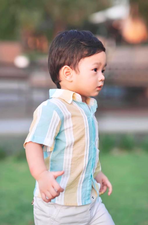 Hoa hậu Đặng Thu Thảo hiếm hoi khoe ảnh con trai với chồng: Bản sao của bố, lộ cuộc sống triệu đô của quý tử khi 4 tuổi-3