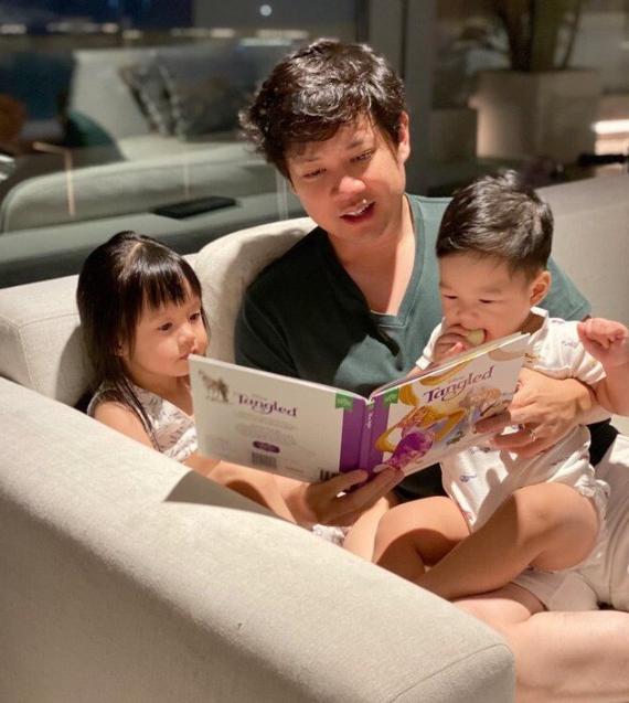 Hoa hậu Đặng Thu Thảo hiếm hoi khoe ảnh con trai với chồng: Bản sao của bố, lộ cuộc sống triệu đô của quý tử khi 4 tuổi-4
