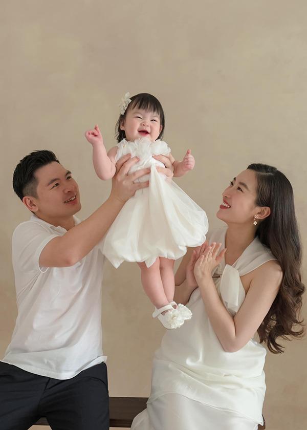 Hoa hậu Đỗ Mỹ Linh tiết lộ nhiều điểm thú vị về con gái mới tròn 1 tuổi