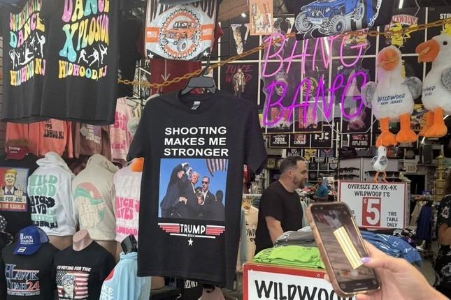 Áo in hình nắm đấm của ông Trump tạo cơn sốt