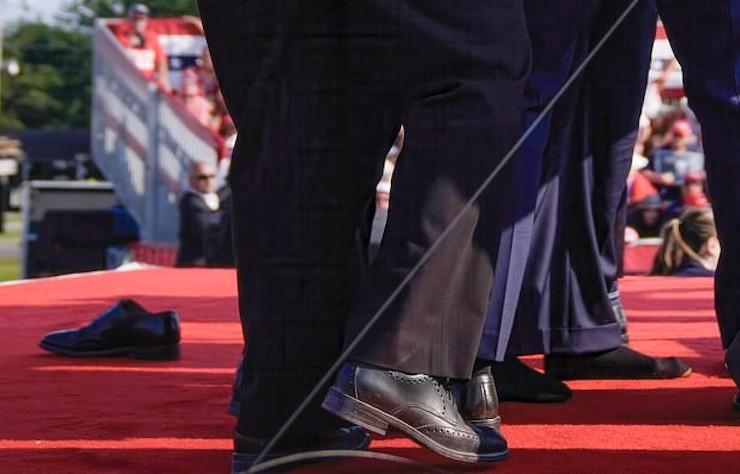 Video hé lộ nữ mật vụ ném giày của ông Trump khỏi sân khấu-2