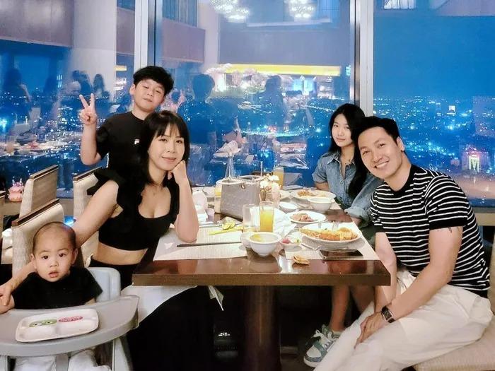 Hôn nhân hạnh phúc của Mạnh Trường bên vợ và 3 con-2