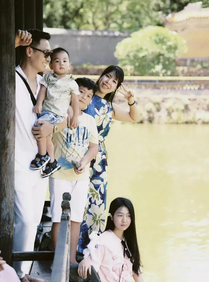 Hôn nhân hạnh phúc của Mạnh Trường bên vợ và 3 con-4