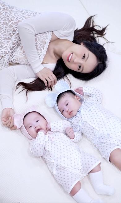 Cặp song sinh Gia đình truyền hình Mạnh Cường - Hương Giang chiếm spotlight của bố mẹ, con Shark Bình và Sam bụ bẫm đáng yêu-6