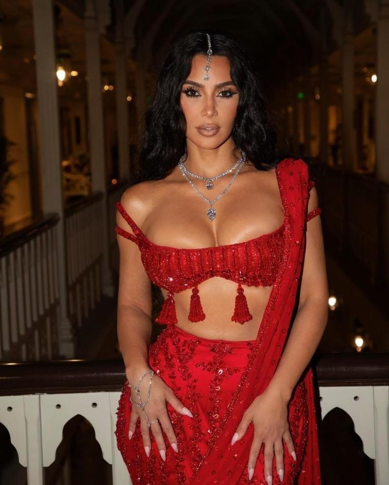 Kim làm lố ở siêu đám cưới con trai tỷ phú giàu nhất châu Á-4