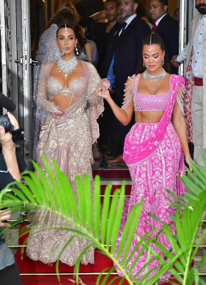 Kim làm lố ở siêu đám cưới con trai tỷ phú giàu nhất châu Á-5