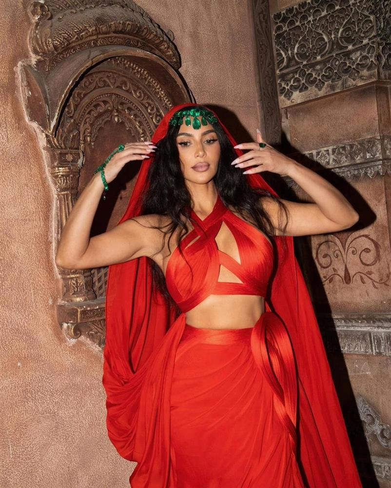 Kim làm lố ở siêu đám cưới con trai tỷ phú giàu nhất châu Á-8