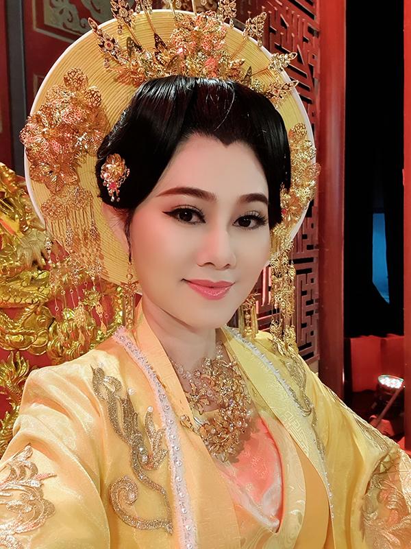 Đời thực của nữ NSND cải lương tài sắc: U50 độc thân, không gặp áp lực lấy chồng-4