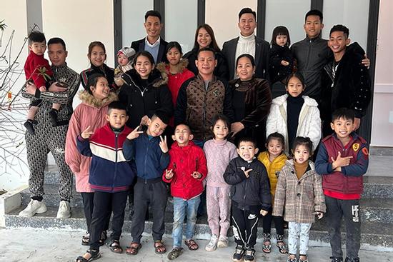 Vợ chồng ở Nghệ An sinh 15 con: Cơ ngơi đáng nể, mở mái ấm giúp trăm người