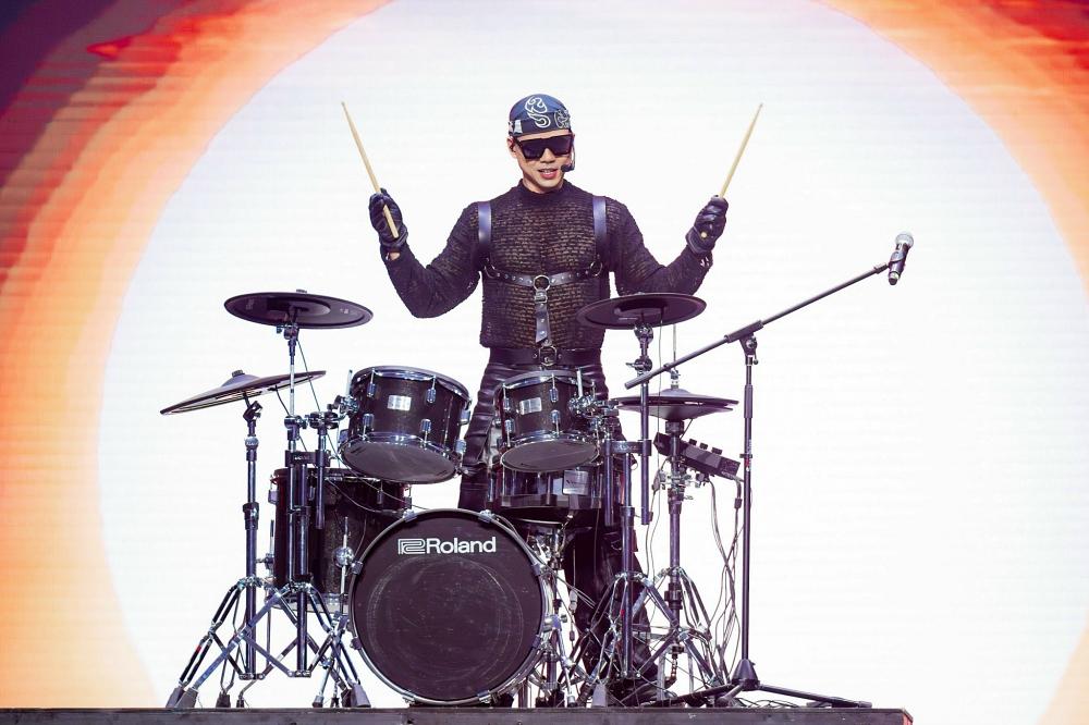 Phan Đinh Tùng mổ đầu gối 2 lần, gặp khó khăn khi tập nhảy-1