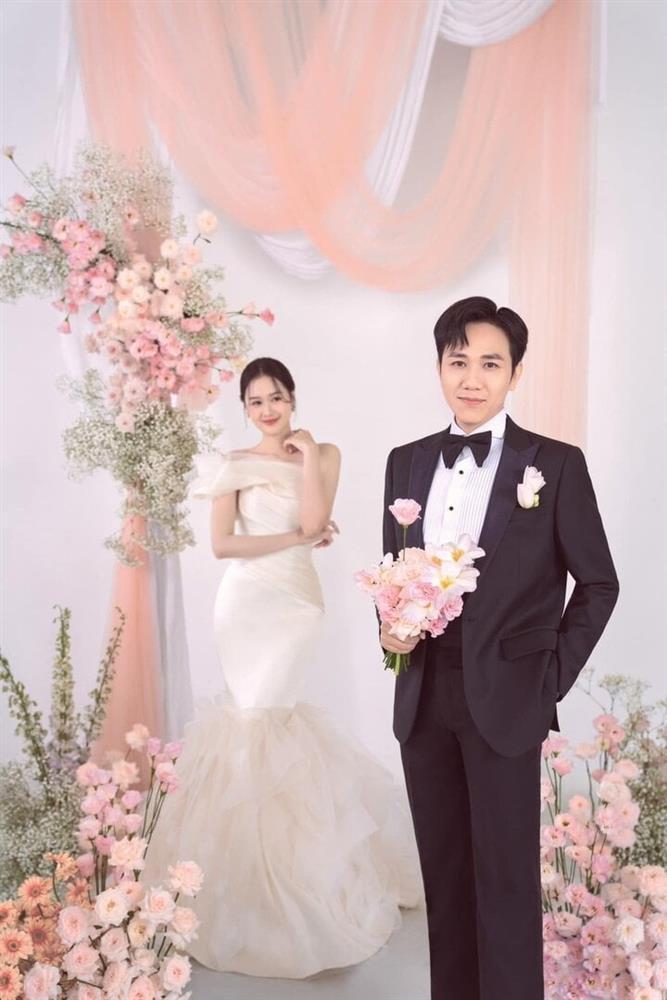 Trước thềm đám cưới, bà xã kém 12 tuổi của Anh Đức tung bộ ảnh tình tứ-7