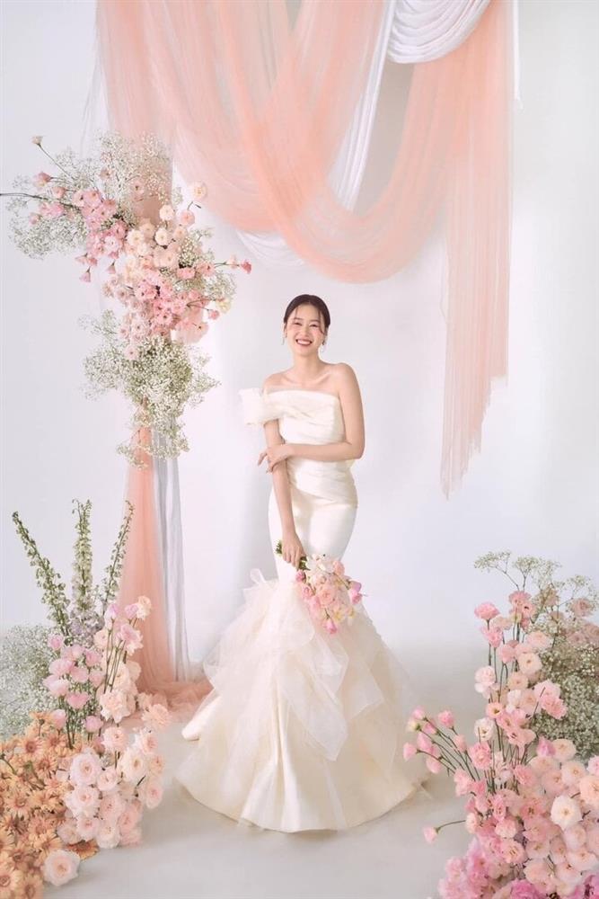 Trước thềm đám cưới, bà xã kém 12 tuổi của Anh Đức tung bộ ảnh tình tứ-8