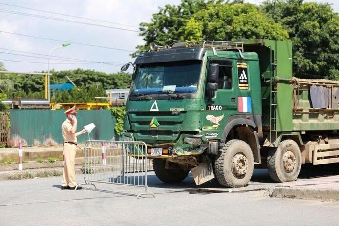 Tai nạn 4 mẹ con tử vong ở Hoài Đức: Bà nội ngã quỵ khi nhận thi thể con cháu-3