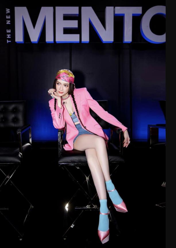 Hương Giang và Hoàng Thùy đều mê hoá nữ tổng tài, dàn hoa hậu tưởng chừng khá già dặn trở nên thời thượng-2