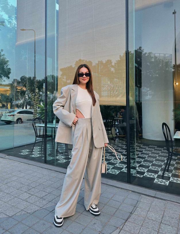 Hương Giang và Hoàng Thùy đều mê hoá nữ tổng tài, dàn hoa hậu tưởng chừng khá già dặn trở nên thời thượng-3