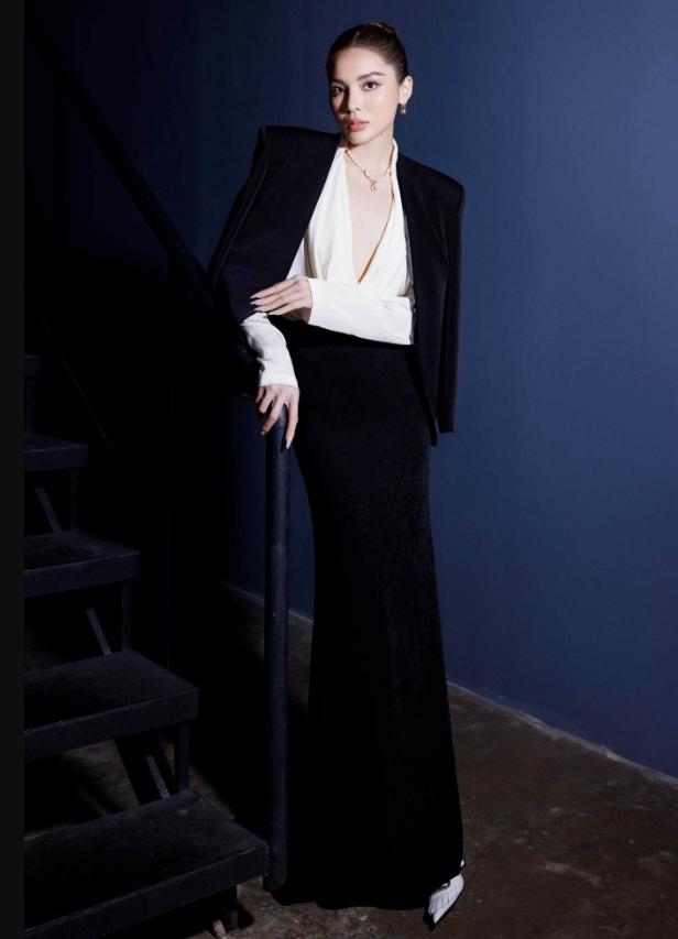 Hương Giang và Hoàng Thùy đều mê hoá nữ tổng tài, dàn hoa hậu tưởng chừng khá già dặn trở nên thời thượng-5