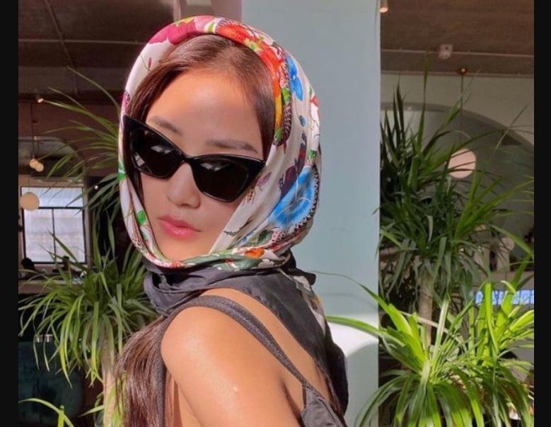 Cách đu trend trùm khăn như cô gái Hà Lan-2