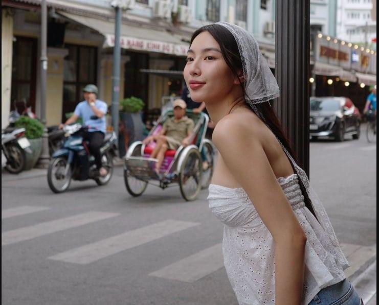 Cách đu trend trùm khăn như cô gái Hà Lan-5