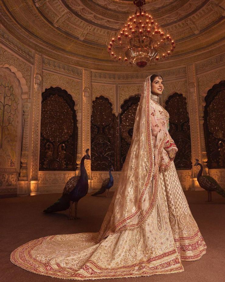 Váy cưới xa xỉ của con dâu tỷ phú giàu nhất châu Á: Đính kim cương và 300.000 viên pha lê nặng trĩu, hơn 70 thợ thực hiện trong 5.700 giờ-2