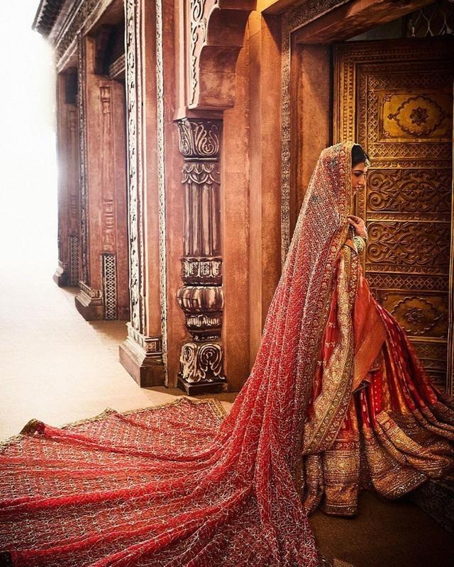 Váy cưới xa xỉ của con dâu tỷ phú giàu nhất châu Á: Đính kim cương và 300.000 viên pha lê nặng trĩu, hơn 70 thợ thực hiện trong 5.700 giờ-3