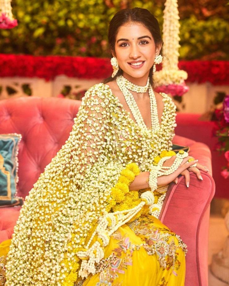 Váy cưới xa xỉ của con dâu tỷ phú giàu nhất châu Á: Đính kim cương và 300.000 viên pha lê nặng trĩu, hơn 70 thợ thực hiện trong 5.700 giờ-5