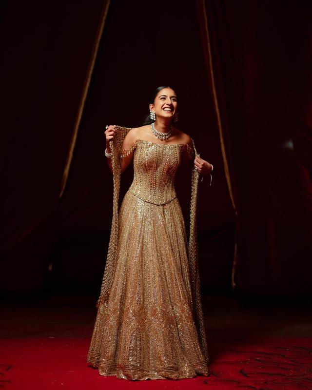 Váy cưới xa xỉ của con dâu tỷ phú giàu nhất châu Á: Đính kim cương và 300.000 viên pha lê nặng trĩu, hơn 70 thợ thực hiện trong 5.700 giờ-10