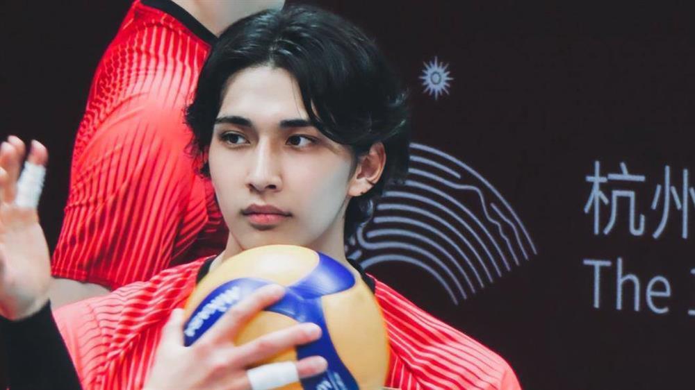 Cầu thủ bóng chuyền khiến chị em điêu đứng vì quá điển trai, lãng tử-4