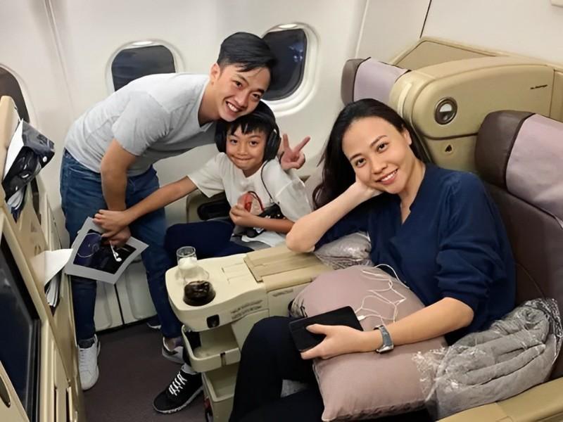 Chuẩn phong cách cậu ấm cô chiêu nhà sao Việt, đi máy bay hạng thương gia từ bé, 3 con của Hà Hồ hưởng dịch vụ cao cấp-2
