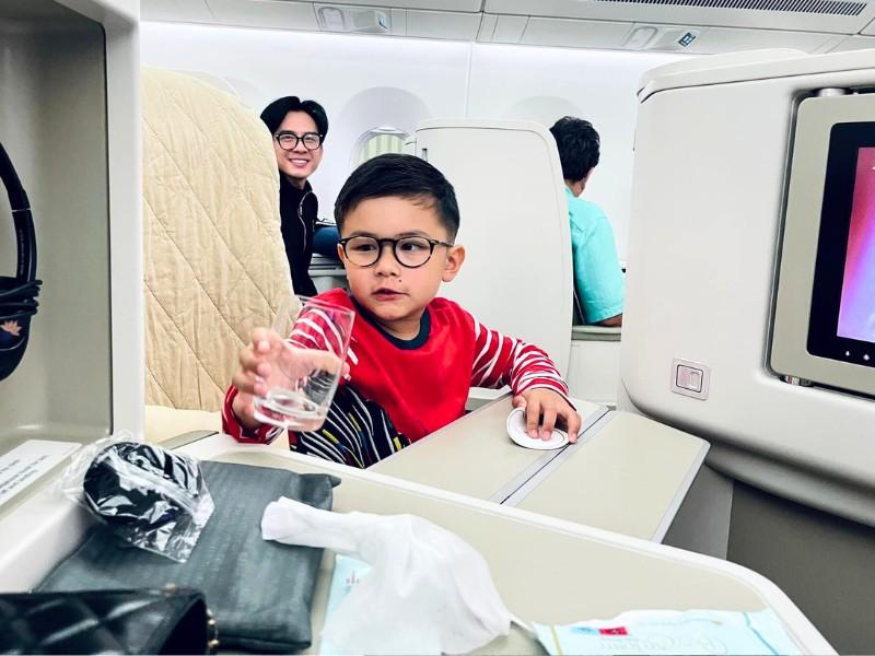 Chuẩn phong cách cậu ấm cô chiêu nhà sao Việt, đi máy bay hạng thương gia từ bé, 3 con của Hà Hồ hưởng dịch vụ cao cấp-7