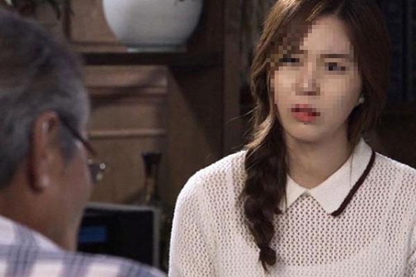 Con dâu sửng sốt phát hiện bí mật của bố chồng khi chứng kiến hành động của ông-1